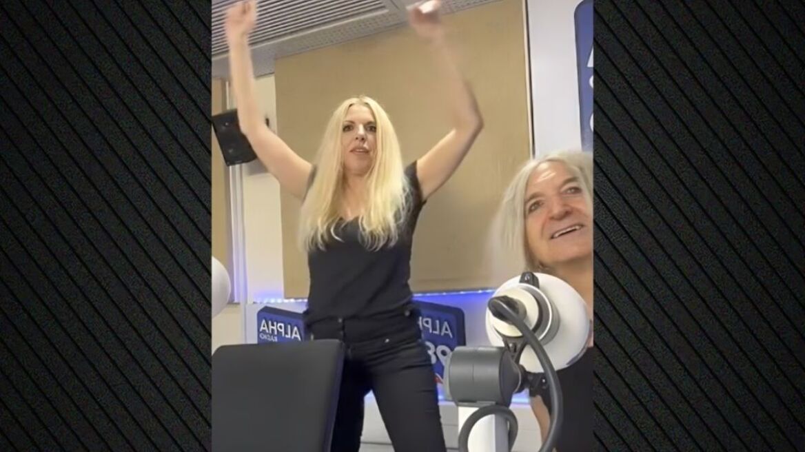 Αννίτα Πάνια: Το τσιφτετέλι μπροστά στον Νίκο Καρβέλα - Δείτε βίντεο