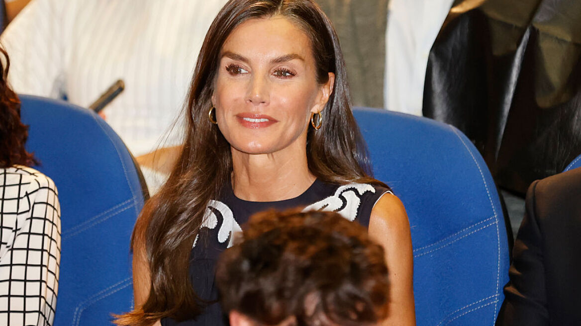 H βασίλισσα Λετίσια αποχαιρετά το καλοκαίρι με ένα boho φόρεμα και εσπαντρίγιες`
