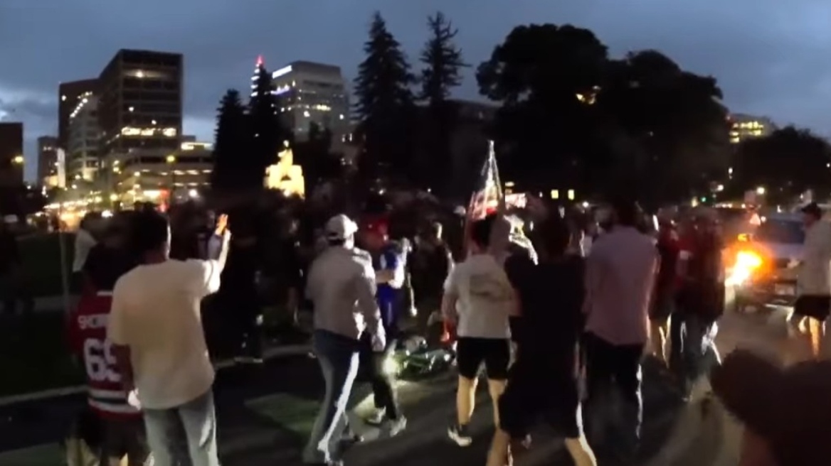 Επιτέθηκαν σε άνδρα που προσπάθησε με το σκούτερ του να διαλύσει αγρυπνία εις μνήμην του Τσάρλι Κερκ στο Αϊντάχο - Δείτε βίντεο