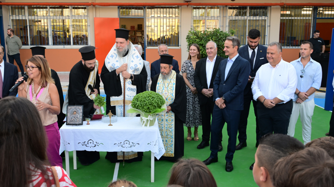 Στο 8ο Δημοτικό Νέας Φιλαδέλφειας ο Μητσοτάκης - Το σχολείο ανακαινίστηκε με το πρόγραμμα «Μαριέττα Γιαννάκου»