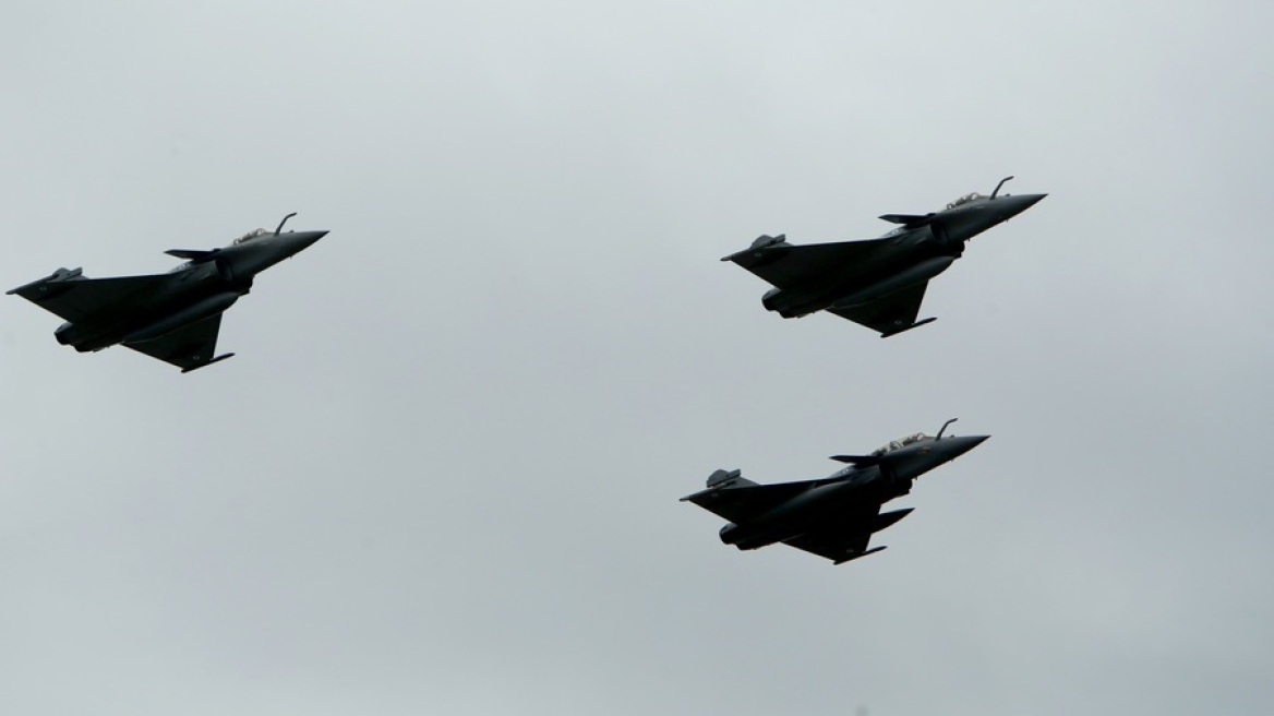 Ο Μακρόν στέλνει τρία μαχητικά Rafale για την προστασία του εναέριου χώρου της Πολωνίας