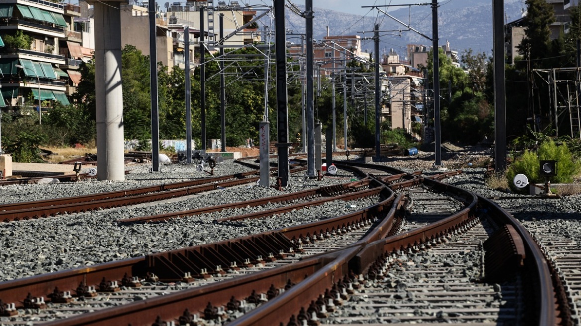 Πάτρα: Μπάρες τρένου δεν κατέβαιναν γιατί είχε παρκάρει αυτοκίνητο – Ο σταθμάρχης ενημέρωσε την ΕΛΑΣ