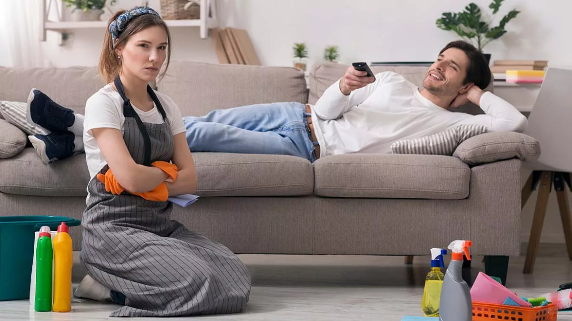 Κουραστήκατε να τον νταντεύετε; Δείτε πώς απειλείται η ερωτική σχέση όταν γίνεστε… η μαμά του