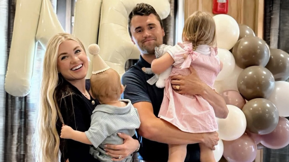 Το FBI ψάχνει τον δολοφόνο του Τσάρλι Κερκ: Οι φωτογραφίες του υπόπτου, φωνές για εκδίκηση και διχασμός στις ΗΠΑ