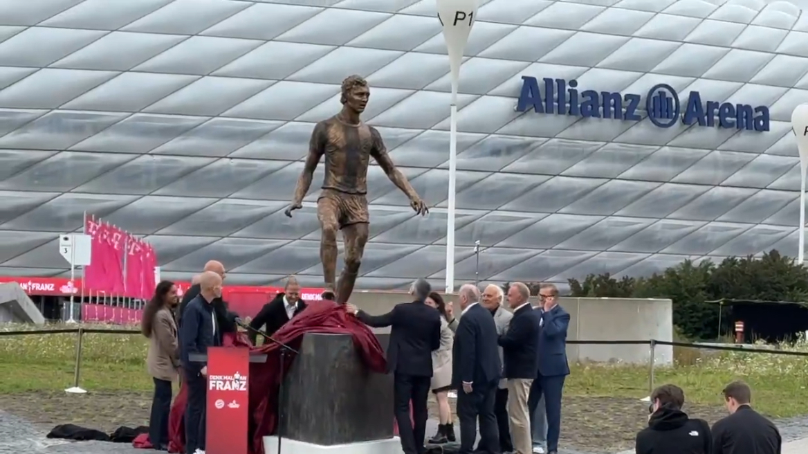 Μπάγερν: Tίμησε τον Φραντς Μπεκενμπάουερ με άγαλμα έξω από την «Αλιάνζ Αρένα»
