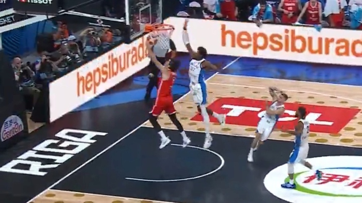 EuroBasket 2025, Ελλάδα - Τουρκία: Η εντυπωσιακή τάπα του Κώστα Αντετοκούνμπο στον Όσμαν - Βίντεο
