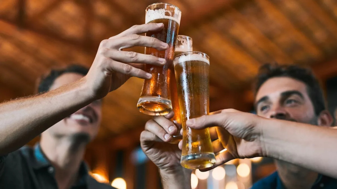 Μικρές γουλιές, μεγάλοι κίνδυνοι – Τι συμβαίνει στο σώμα μόλις κόψουμε το αλκοόλ