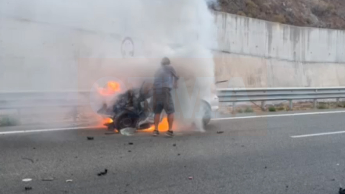 «Χριστέ μου, έναν πυροσβεστήρα!»: Τα πρώτα λεπτά μετά τη φονική σύγκρουση στην Ολυμπία Οδό - Διερχόμενοι οδηγοί τρέχουν να βοηθήσουν