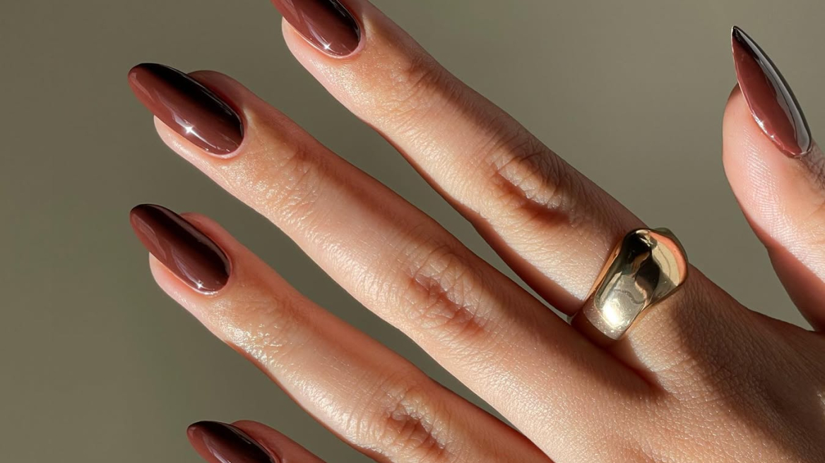 Το σοκολατί είναι το νέο μαύρο στο μανικιούρ του φθινοπώρου
