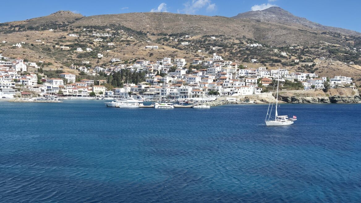  Μπατσί: Νοσταλγία και κοσμοπολίτικη αύρα στο παραθαλάσσιο χωριό της Άνδρου
