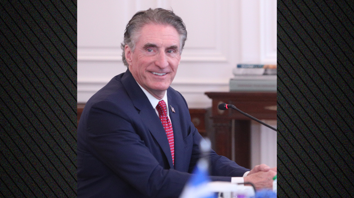 Το ραντεβού του υπ. Εσωτερικών των ΗΠΑ στην Αθήνα με 10 top CEO – Η Ελλάδα κρίσιμος κόμβος στον τομέα της ενέργειας και του αμερικανικού LNG