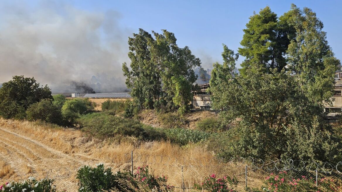 Οριοθετήθηκε η φωτιά σε προαύλιο εργοστασίου στα Οινόφυτα