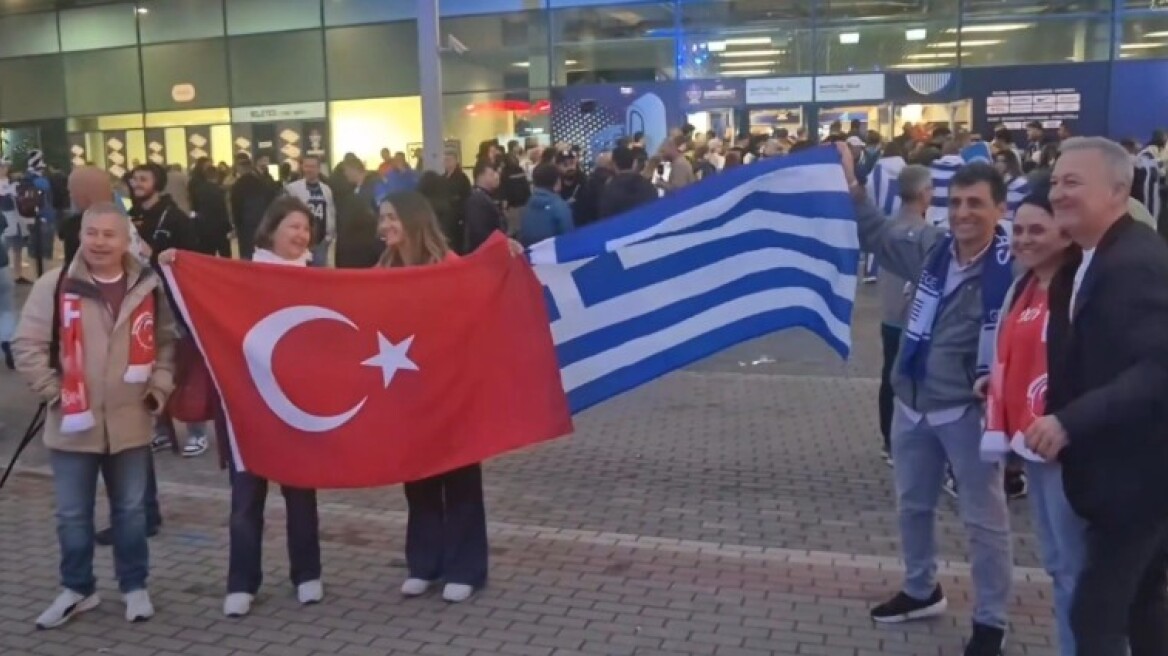 Eurobasket 2025: Έλληνες και Τούρκοι σήκωσαν μαζί τις σημαίες των χωρών τους πριν τον ημιτελικό - Βίντεο 