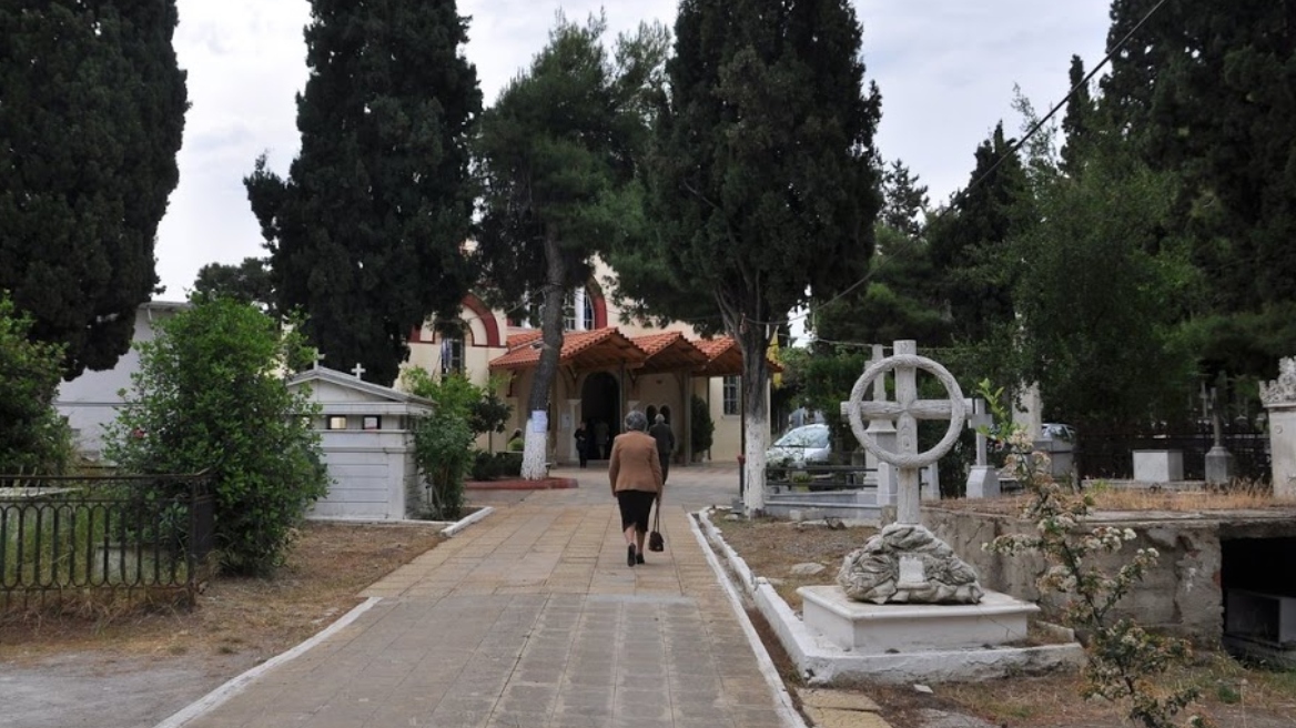 Χαλκίδα: Αιματηρό επεισόδιο σε νεκροταφείο - Πιάστηκαν στα χέρια και του άνοιξε το κεφάλι με φτυάρι