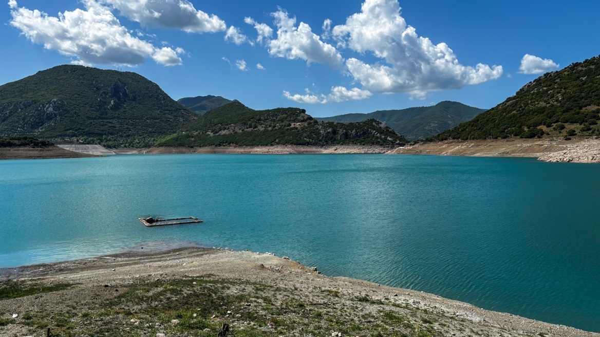 Μειώθηκαν κατά 42% τα αποθέματα νερού στη λίμνη του Μόρνου μέσα σε ένα χρόνο - Δείτε δορυφορική εικόνα