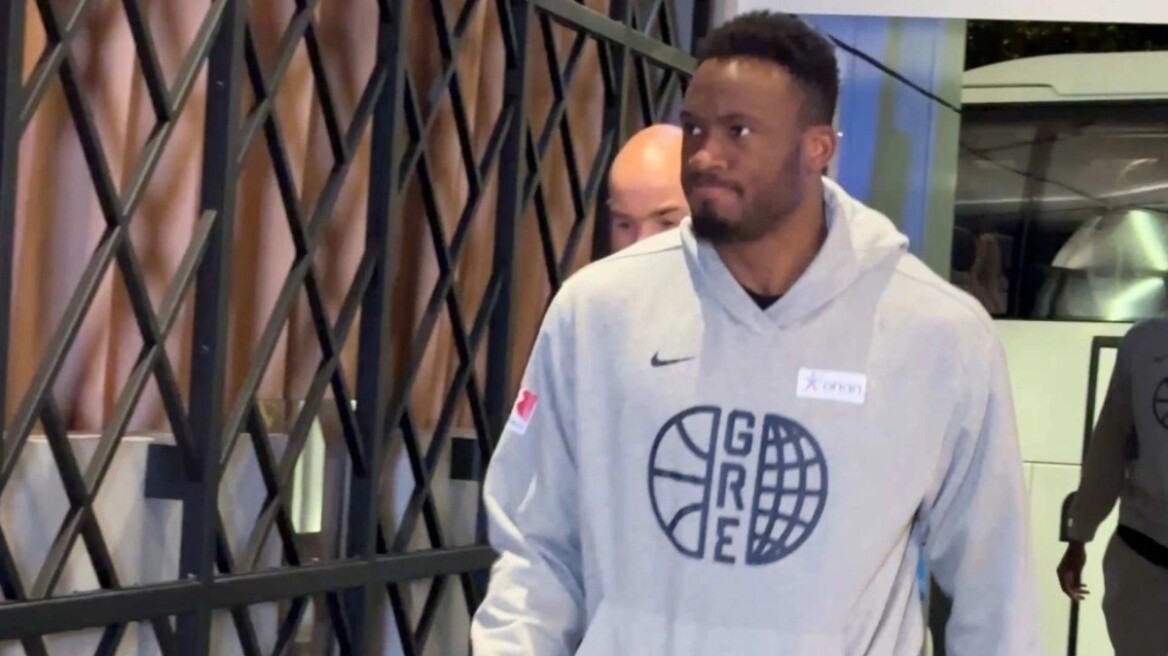 Υποδοχή με χειροκρότημα κατά την επιστροφή της Εθνικής στο ξενοδοχείο - Δείτε βίντεο