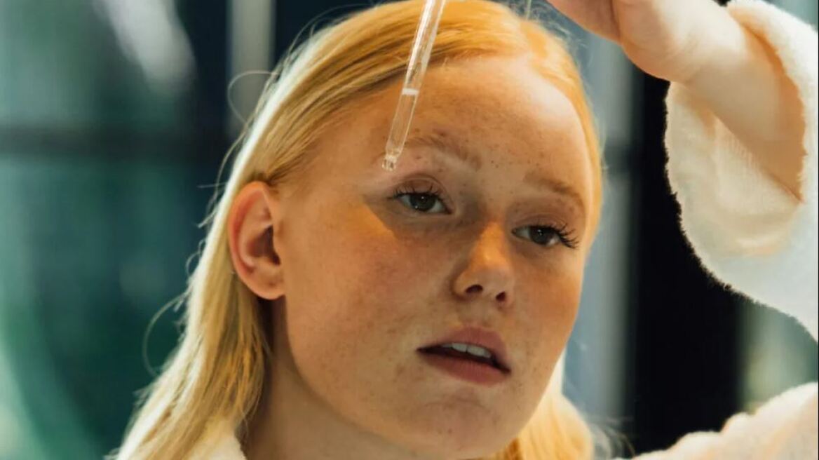 Χαρίζει λάμψη, ελαστικότητα, λειαίνει τις ρυτίδες: Η ιδανική εναλλακτική της ρετινόλης για ευαίσθητες επιδερμίδες