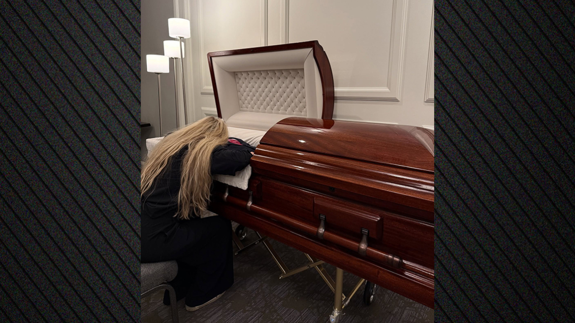 Η Έρικα Κερκ κατέρρευσε πάνω στο φέρετρο του συζύγου της – Οι φωτογραφίες που ανήρτησε 
