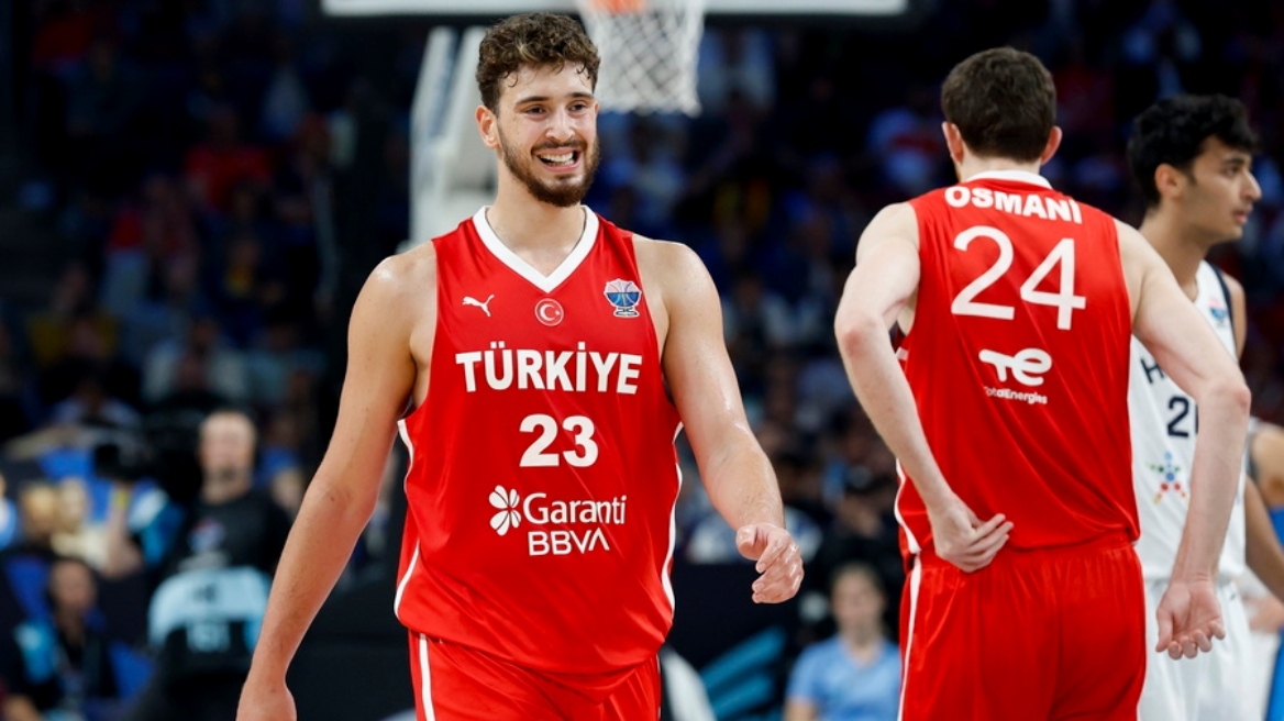 Eurobasket: Η ανάρτηση του Σενγκούν με τον Κεμάλ μετά την πρόκριση κόντρα στην Ελλάδα και το σχόλιο «Δεν θα ήταν ωραίος καιρός για θάλασσα;»
