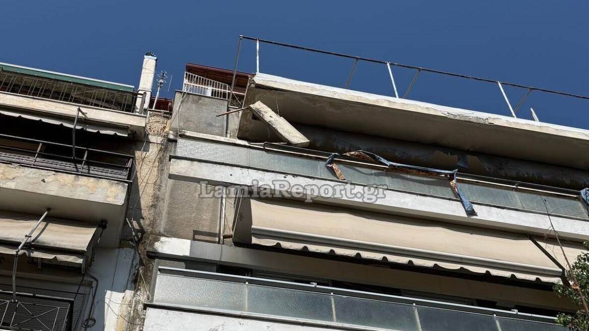 Λαμία: Σοβάδες από πολυκατοικία έπεσαν στον δρόμο - Από τύχη δεν υπήρξε τραυματισμός