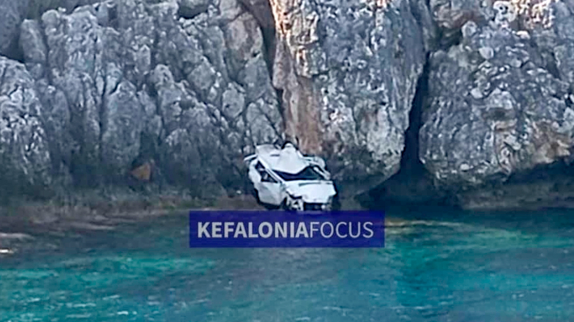 Κεφαλονιά: Τραγικός θάνατος για 23χρονο που έπεσε με το ΙΧ από γκρεμό - Δείτε φωτογραφίες