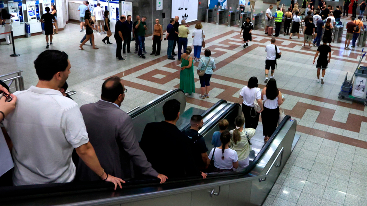 Χιλιάδες επιβάτες «αγκάλιασαν» την πρεμιέρα της 24ωρης λειτουργίας του μετρό - Κυρανάκης: «Οι νέοι θα γυρίζουν με ασφάλεια στο σπίτι τους»