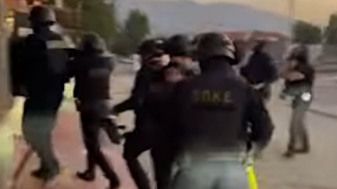 Δυτική Αττική: Καραμπίνα, σφαίρες και ηχεία κατασχέθηκαν στην τελευταία επιχείρηση της ΕΛ.ΑΣ. σε οικισμούς Ρομά - Δείτε βίντεο