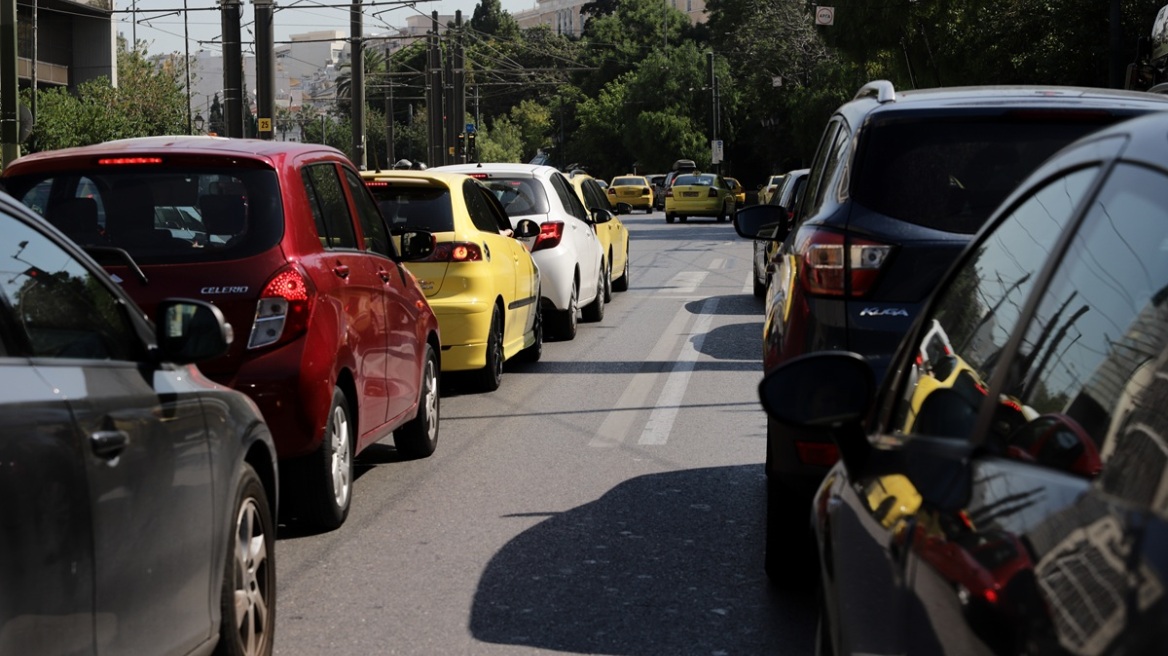 Ακινητοποιήθηκε λεωφορείο στη Βασιλίσσης Αμαλίας - Αυξημένη κίνηση στο σημείο