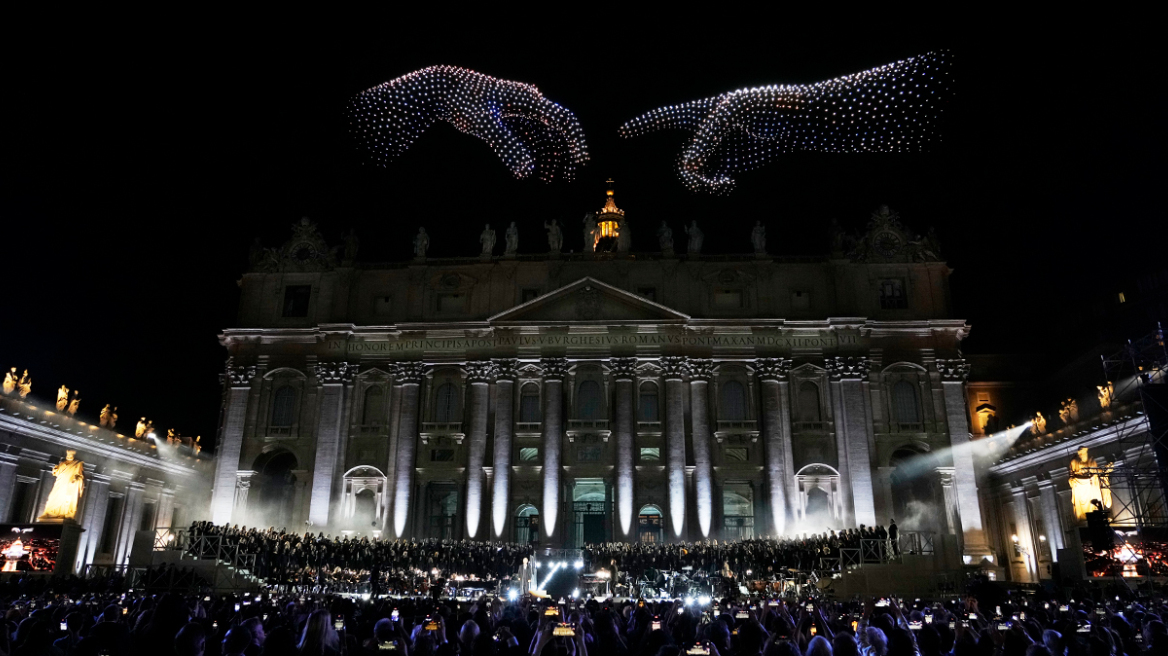 Βατικανό: 3.000 drone δημιούργησαν ένα απίστευτο σκηνικό - Τα έργα του Μιχαήλ Αγγέλου στον ουρανό της Ρώμης, δείτε βίντεο 