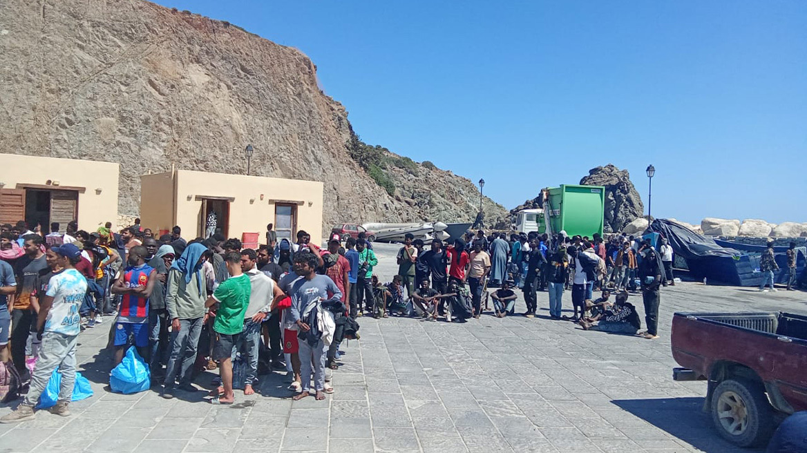 Πάνω από 800 μετανάστες σε μία ημέρα έφτασαν σε Κρήτη και Γαύδο – Σε οριακό σημείο οι δομές, δείτε βίντεο και φωτογραφίες
