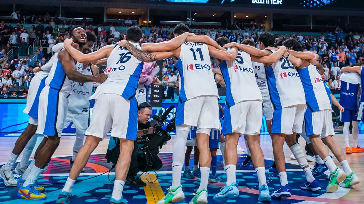 Eurobasket 2025: O χορός των διεθνών μετά την κατάκτηση του χάλκινου μεταλλίου - Η αγκαλιά των Antetokounbros - Βίντεο 
