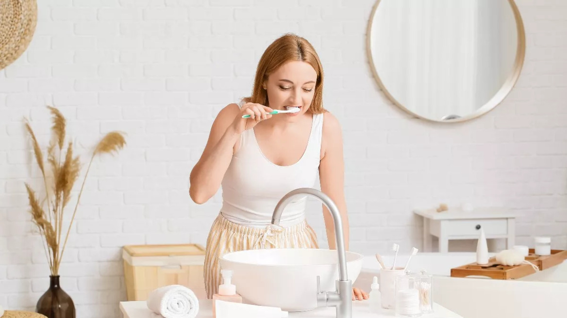 Γιατί η οδοντόβουρτσα είναι το πιο βρώμικο αντικείμενο του μπάνιου - Έχει έως και 12 εκατ. μικρόβια