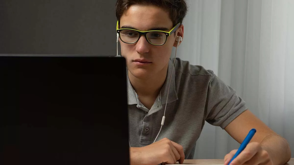 Αυτισμός – Ομιλία: Η αποκαλυπτική μαρτυρία ενός νέου επιστήμονα στο φάσμα, που δεν μιλάει
