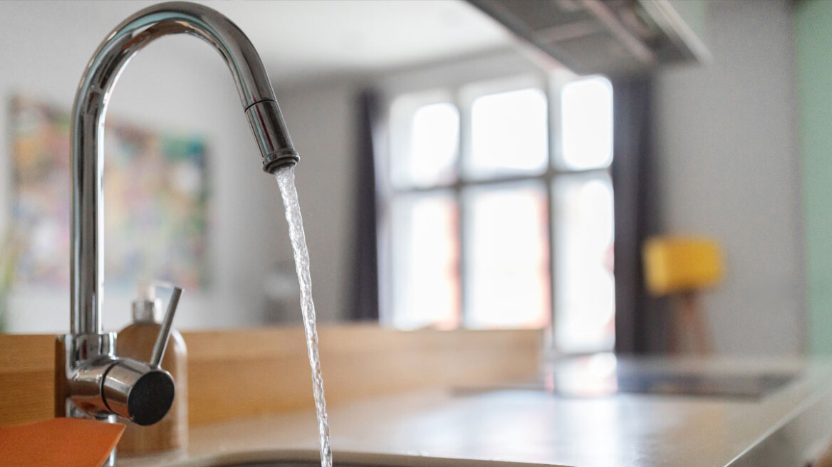 Ακριβότερο 700% σε ένα χρόνο το νερό σε νησιά των Κυκλάδων - Aνομβρία, διαλυμένα δίκτυα και σπατάλη στις πισίνες οι βασικές αιτίες
