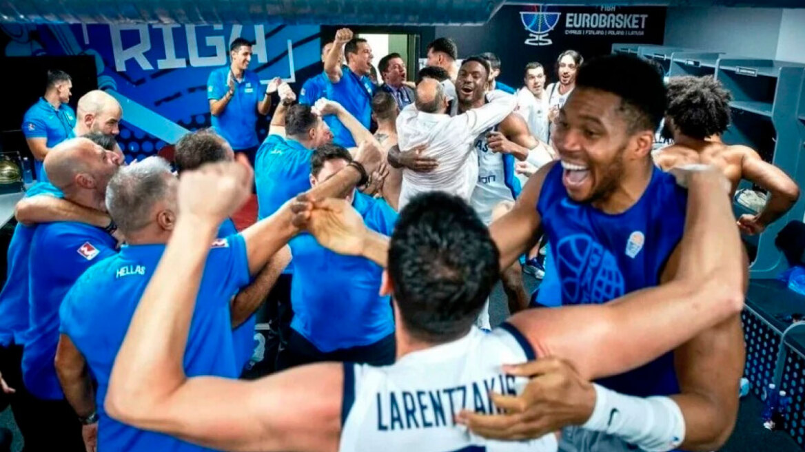 Το ξέφρενο πάρτι του Γιάννη στα αποδυτήρια:  Το live με Light και Λεξ, ο ημίγυμνος Σλούκας και το «προξενιό» στον Ντόρσεϊ - Βίντεο