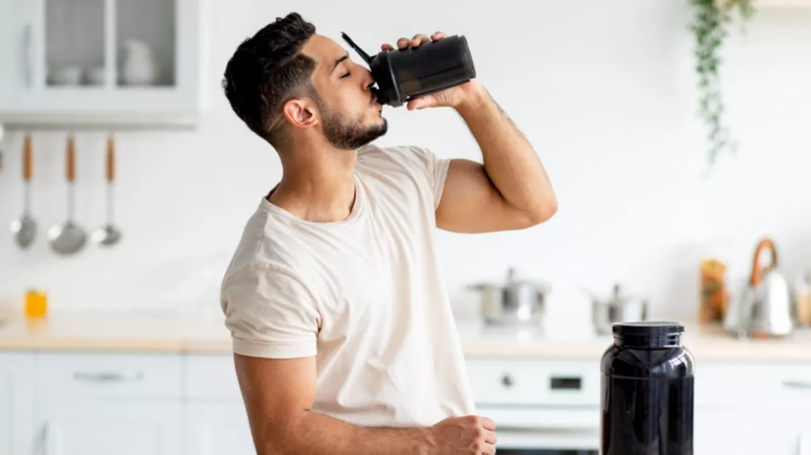 Ποιους κινδύνους κρύβουν τα επεξεργασμένα σνακ πρωτεΐνης για τον οργανισμό – Ένας καθηγητής εξηγεί
