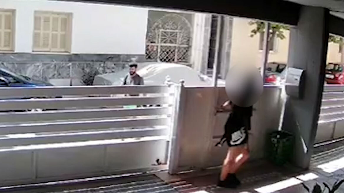 Αιγάλεω: «Φύγε» φώναζε η 17χρονη στον Παλαιστίνιο που της επιτέθηκε σεξουαλικά έξω από το σπίτι της - Δείτε βίντεο