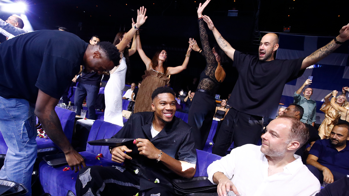 Στα μπουζούκια η εθνική μπάσκετ για το χάλκινο:  Το συρτάκι του Αντετοκούνμπο, το τραγούδι του Λαρεντζάκη και το «που 'σαι Θανάση»