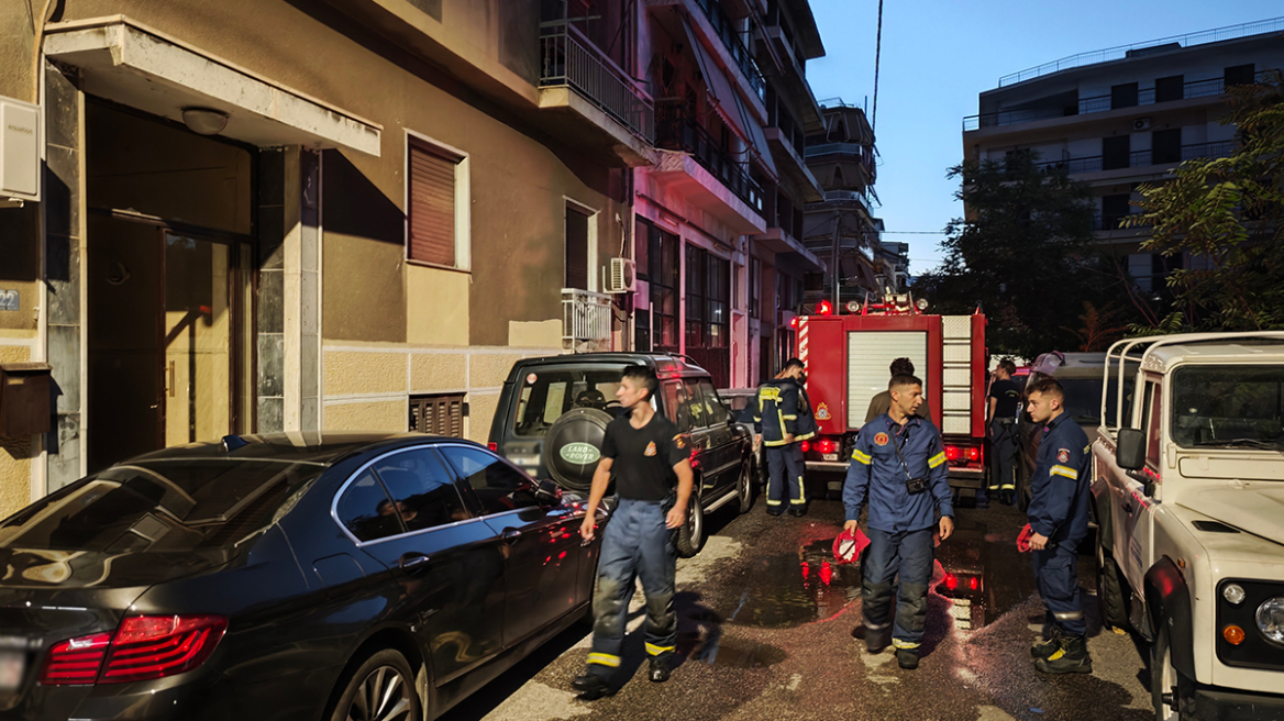 Φωτιά σε διαμέρισμα πολυκατοικίας στην Ακαδημία Πλάτωνος - Αστυνομικοί απεγκλώβισαν τον τυφλό ένοικό του
