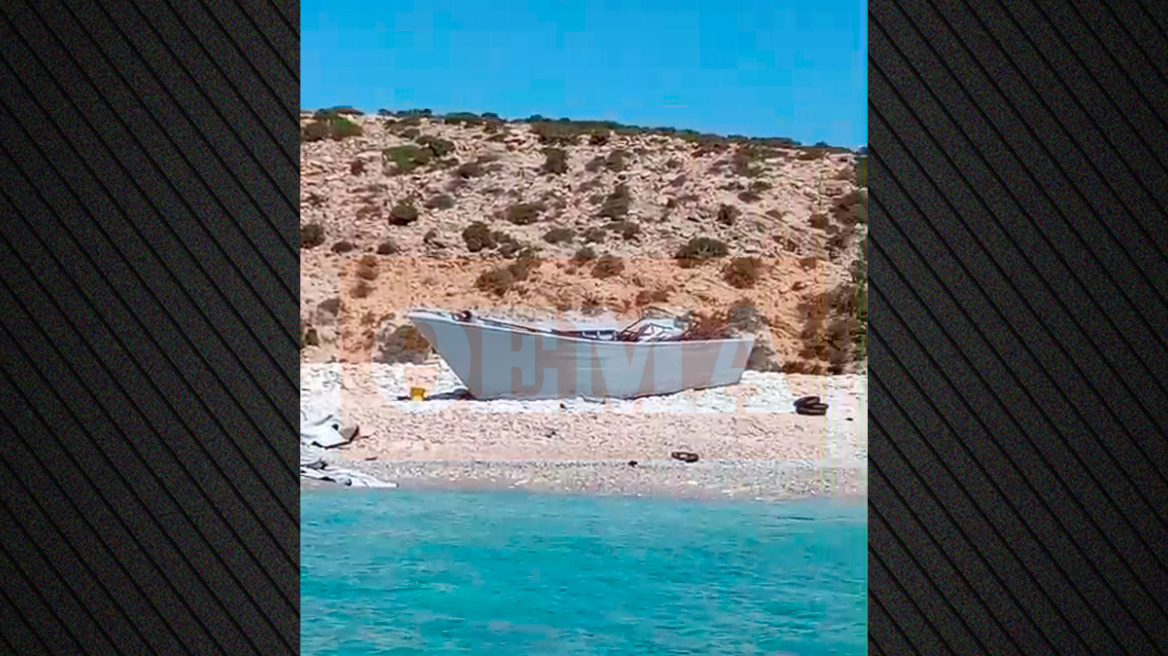 Βίντεο: Δείτε παραλία της Γαύδου γεμάτη βάρκες - Η στιγμή που φτάνουν μετανάστες στο νησί
