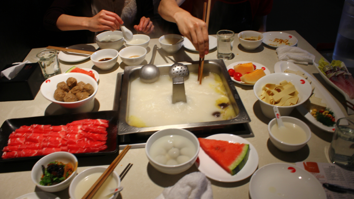 Κινέζοι έφηβοι καλούνται να πληρώσουν 260.000 ευρώ αφού ούρησαν σε κατσαρόλα με ζωμό σε εστιατόριο