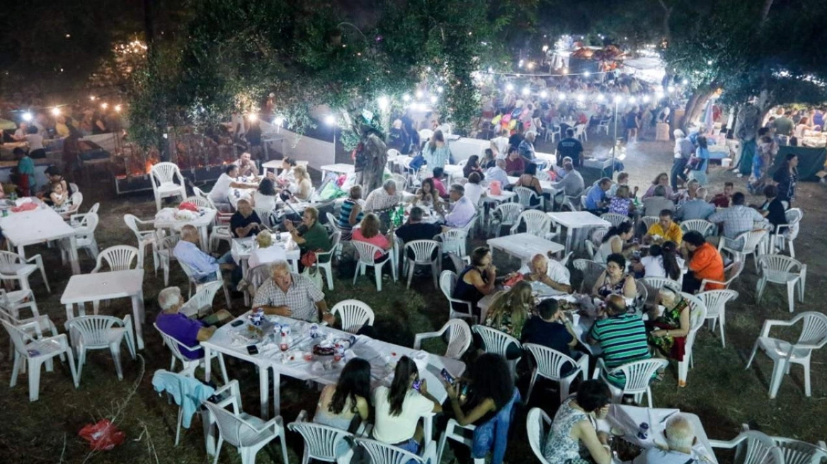 Η πλαστική καρέκλα μονομπλόκ: Το σήμα κατατεθέν στα ελληνικά πανηγύρια και τις αυλές μας (vid)