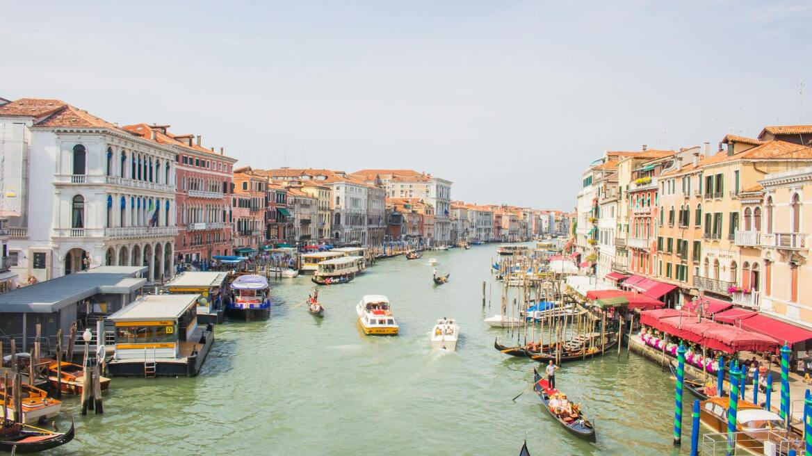 «Μην κολυμπάτε στα κανάλια και ντυθείτε»: Στη Βενετία οι κάτοικοι ζητούν από τους τουρίστες σεβασμό 