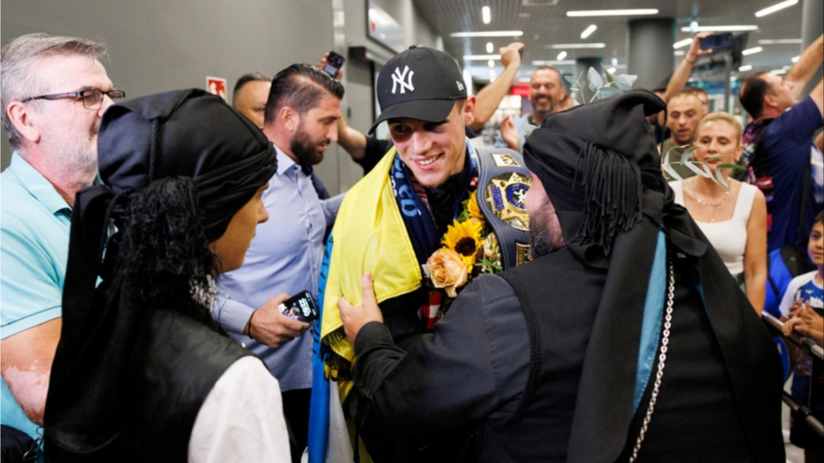 Στην Ελλάδα ο Κουγιουμτσίδης: Χαμός στην υποδοχή του παγκόσμιου πρωταθλητή πάλης στο «Μακεδονία» - Δείτε φωτογραφίες