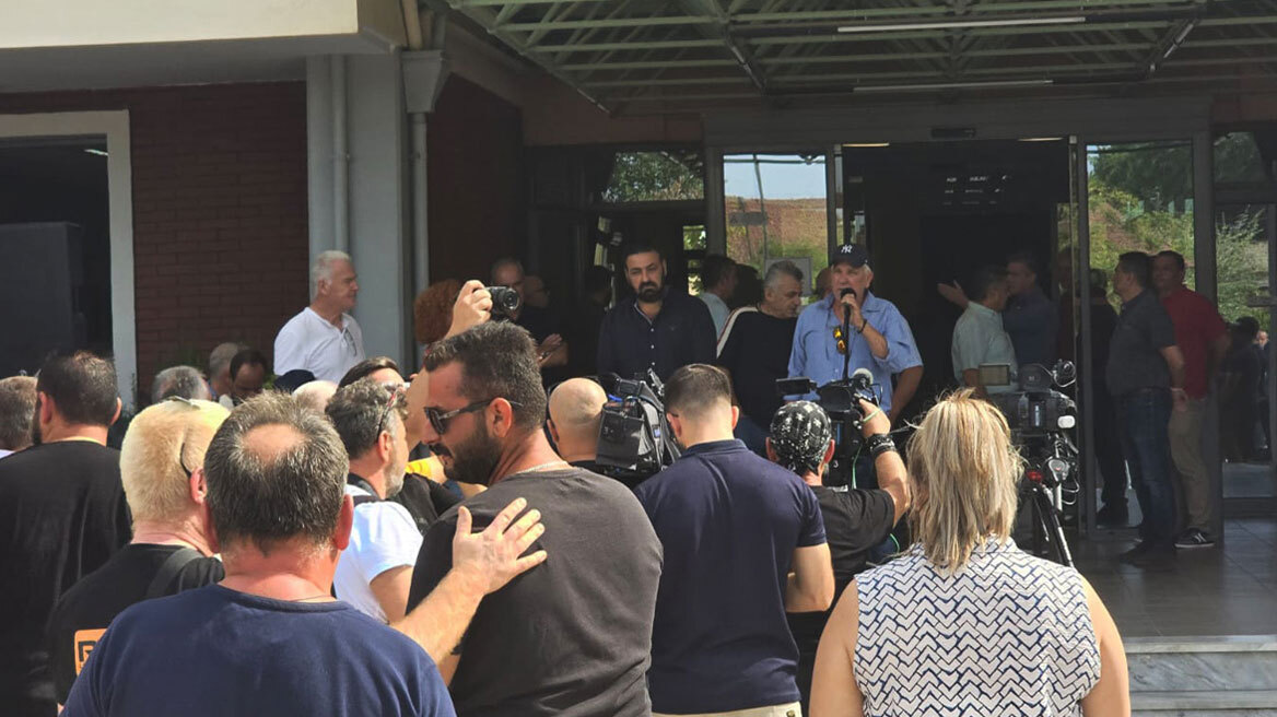 Ευλογιά των αιγοπροβάτων: Τεταμένο κλίμα στη συγκέντρωση κτηνοτρόφων στην περιφέρεια Θεσσαλίας – Δείτε βίντεο 