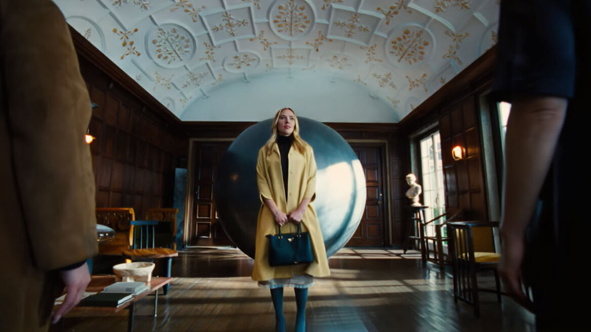 Ο Γιώργος Λάνθιμος κλωνοποιεί τη Σκάρλετ Γιόχανσον στο νέο σουρεαλιστικό σποτ της Prada
