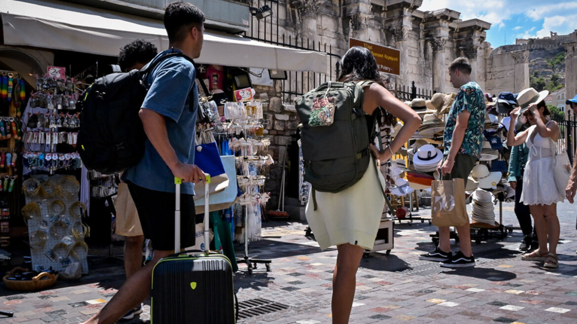 Πώς οι τουρίστες, τα εισαγόμενα προϊόντα και τα ενοίκια κρατούν ψηλά τον πληθωρισμό