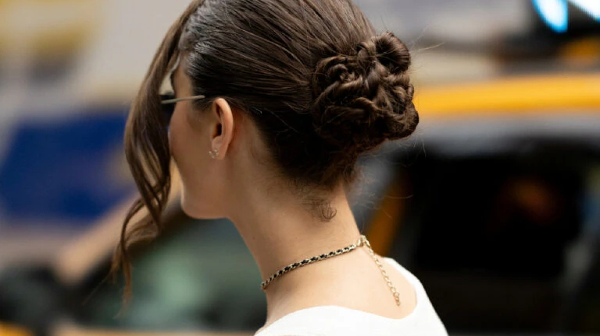 New York Fashion Week s/s ’26: Τα beauty look που ξεχώρισαν στους δρόμους της Νέας Υόρκης
