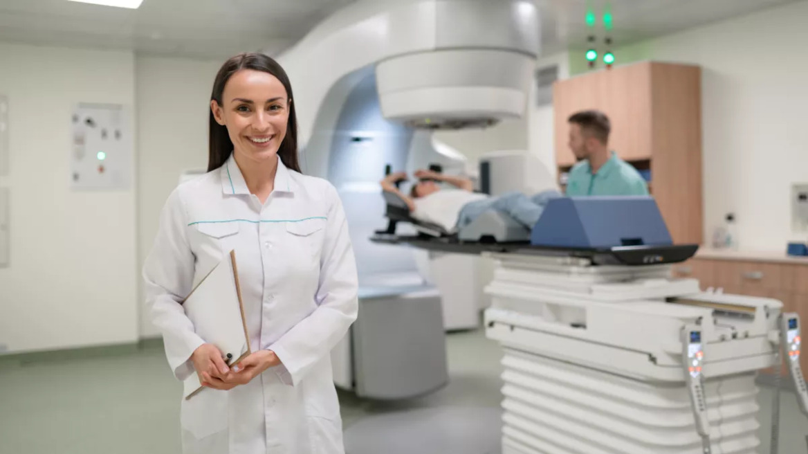 Ακτινοθεραπεία – ΕΣΥ: Η κίνηση που βάζει φρένο στις μεγάλες καθυστερήσεις για τους ασθενείς
