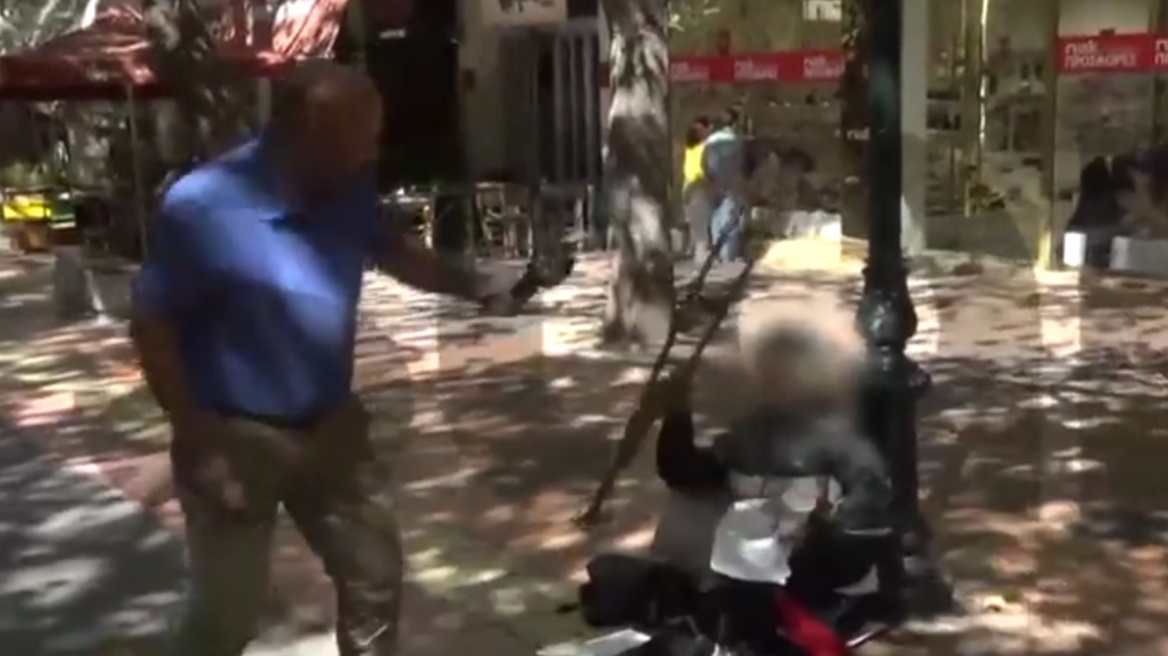 Ρομά που παρίστανε την ανάπηρη σηκώθηκε όρθια και χτύπησε δημοσιογράφο όταν την κατάλαβε, δείτε βίντεο